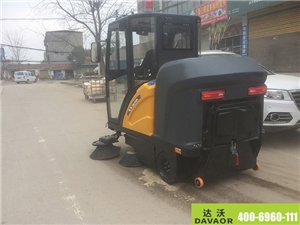 達(dá)沃C190駕駛式掃地機(jī)服務(wù)于馬路